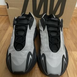 Yeezy 700 Metallic MNVN