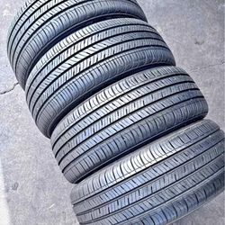 215/55r17 Kumho Tires Cón 80% De Vida Las 4 