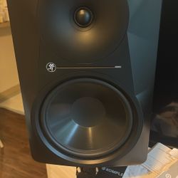 Mackie MR824