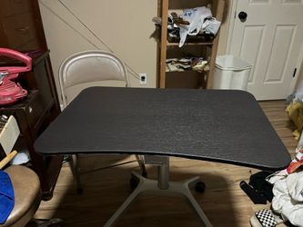 Adjustable standing/ sitting desk on wheels