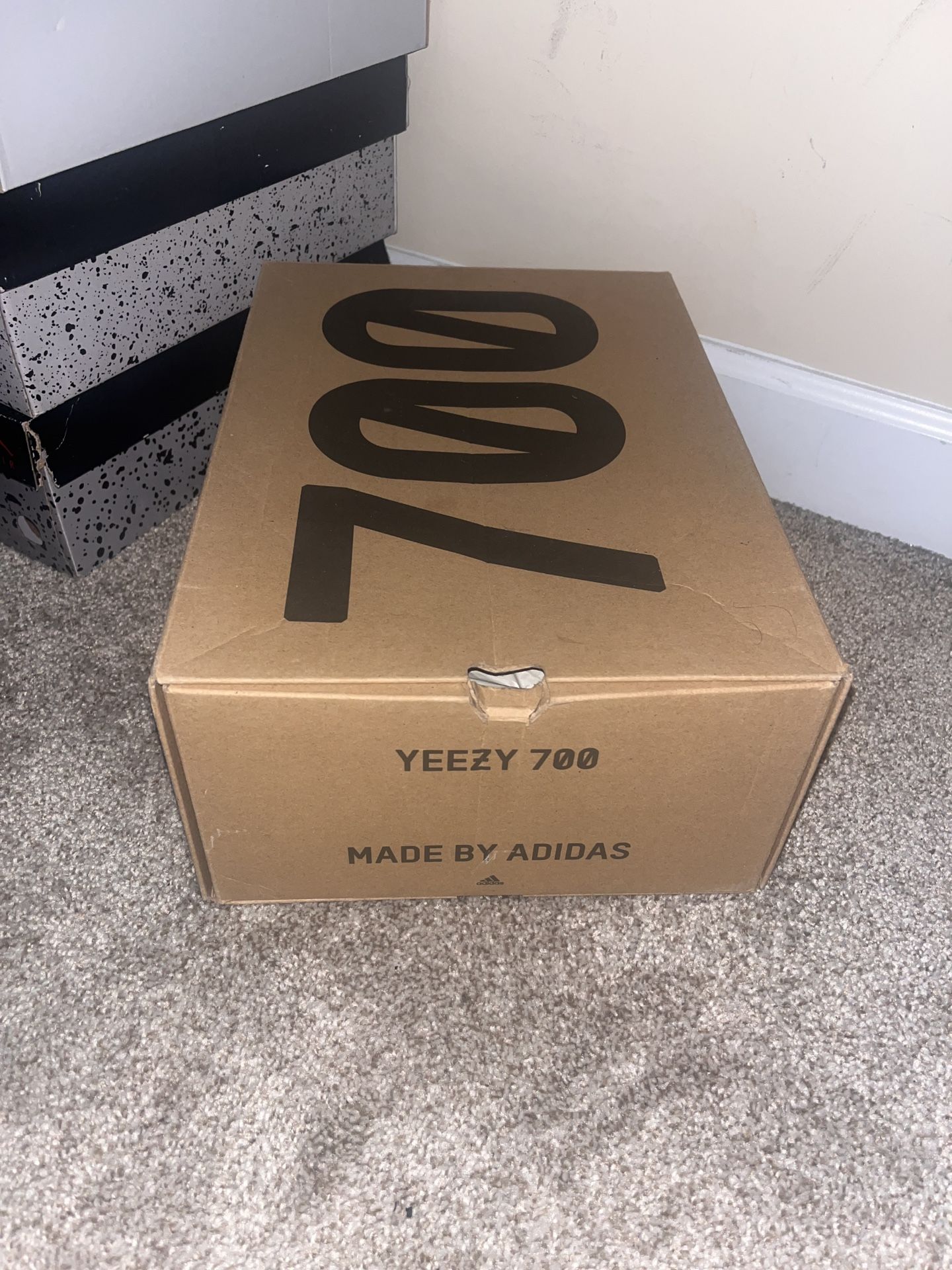 Yeezy Boost 700 V2 & Accessories