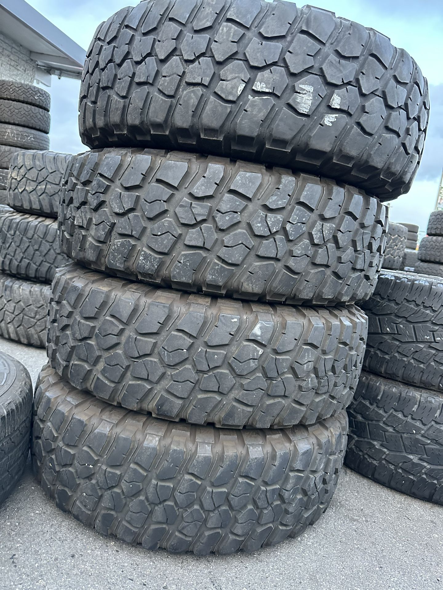 Vendo un set de llantas LT 285/75/R17 marca BFGOODRICH