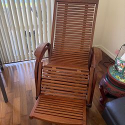 Two Wooden Lounge Chairs (wooden)