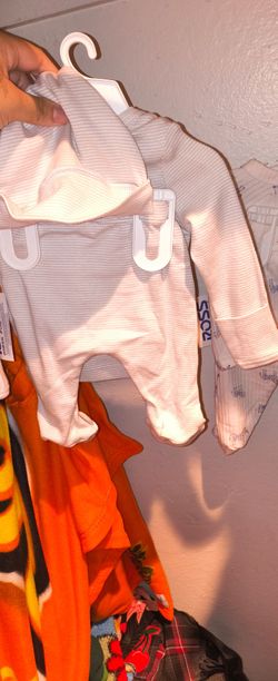 2 Newborn outfits & carrier