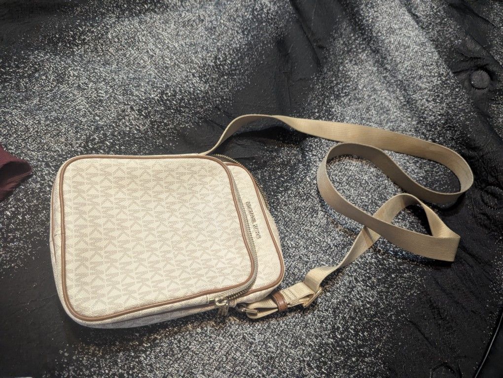 Mk Purse $50 Located In Mesa 