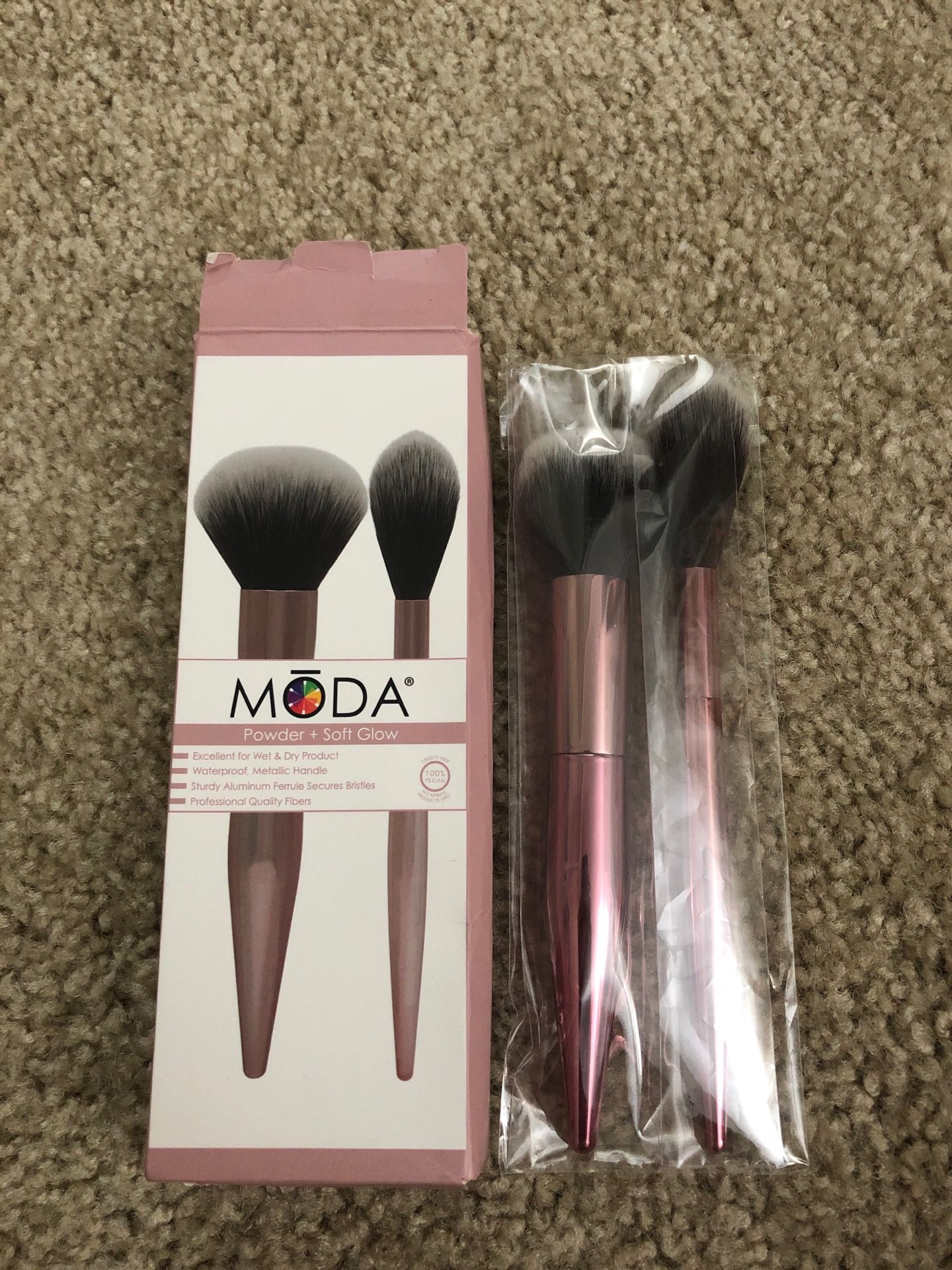 Moda - Makeup brushes for Powder and Soft Glow