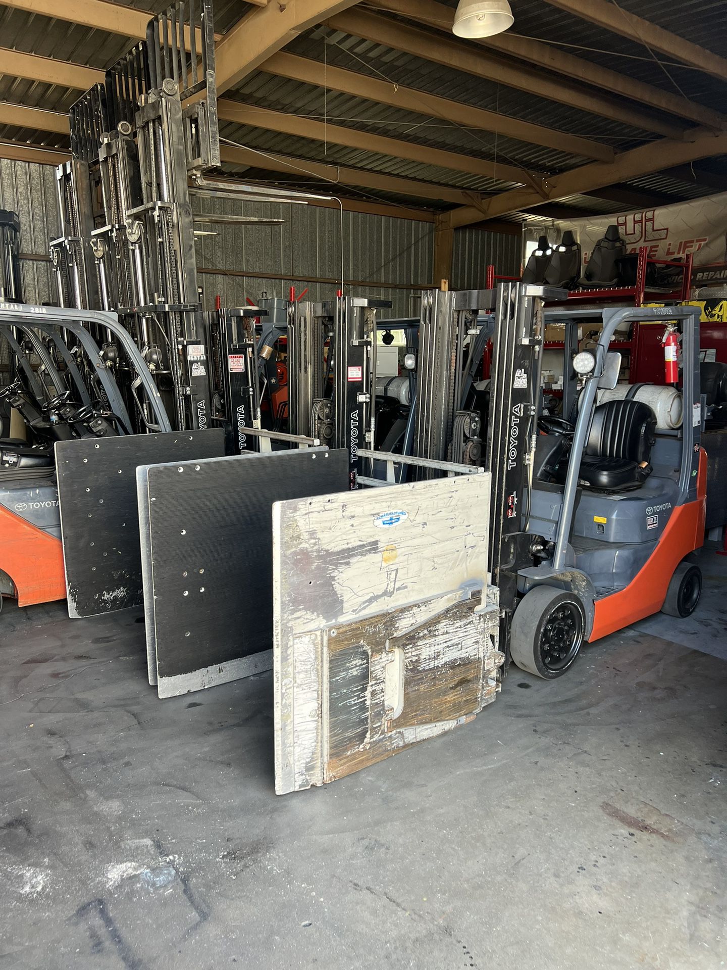 FORKLIFTS AND EQUIPMENT 