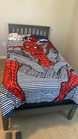 Twin size Spider-Man bedspread and sheets