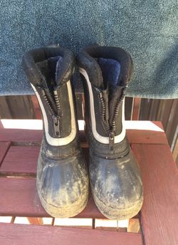 Snow boots kids size 13 or 1