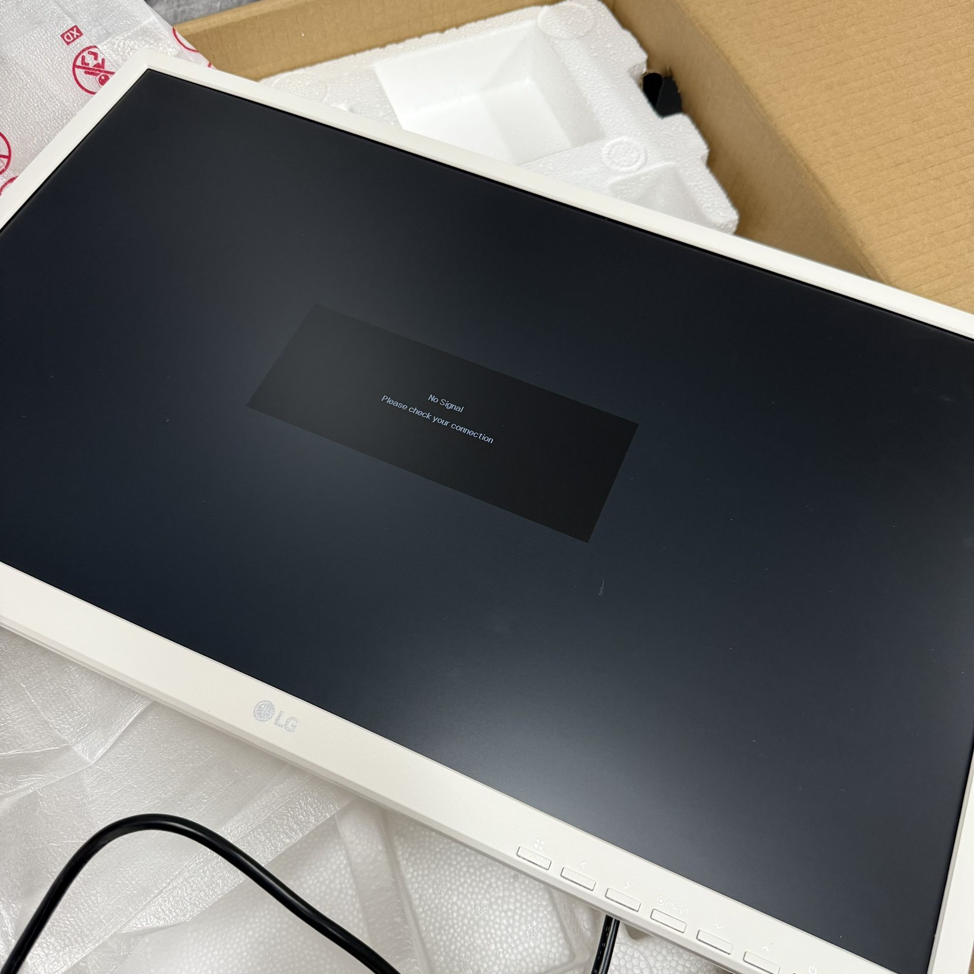 LG 24BK550Y-H 24" Class Full HD LCD Monitor - 16:9 - Textured White