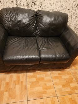 Black Loveseat/leather 