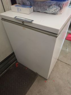 Compact White Chest Freezer - Signature 2000