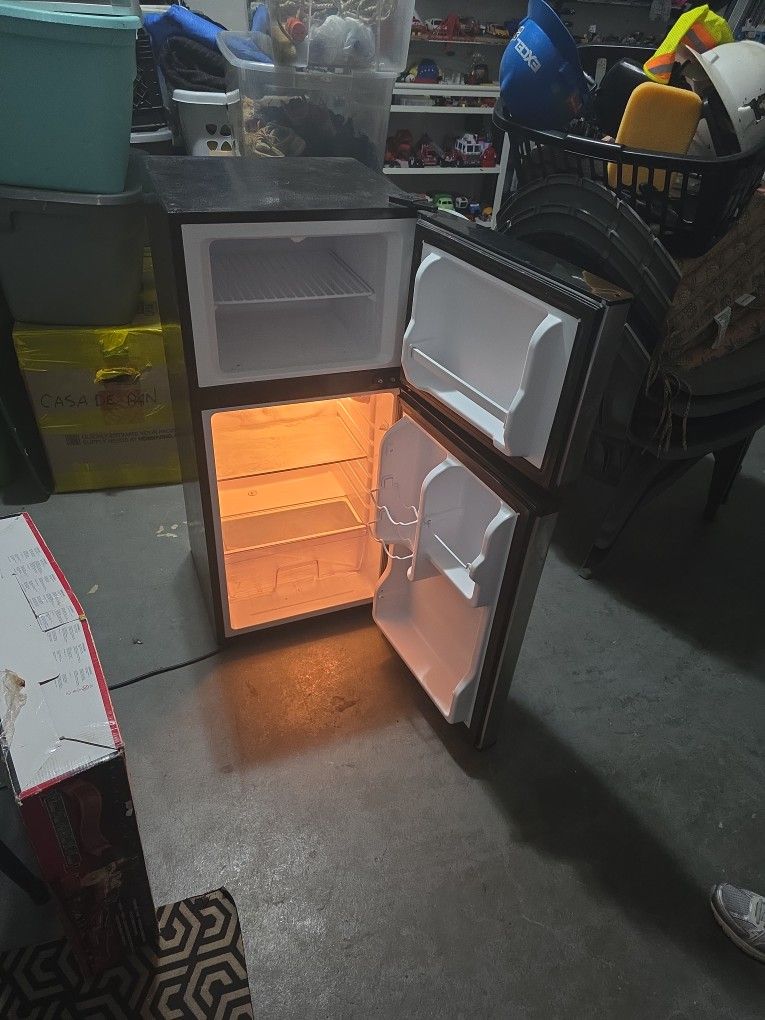 Nsignia Little Fridge