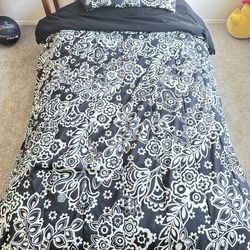 Twin comforter with pillow case