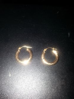 Beautiful diamond cut style hoop earrings 10K