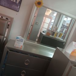 *Winter Closeout Sale!!!*---Attractive Jasmine Queen-King Bed/Dresser/Nightstand Sets---Only $499!!!---Delivery/Financing Available🤠