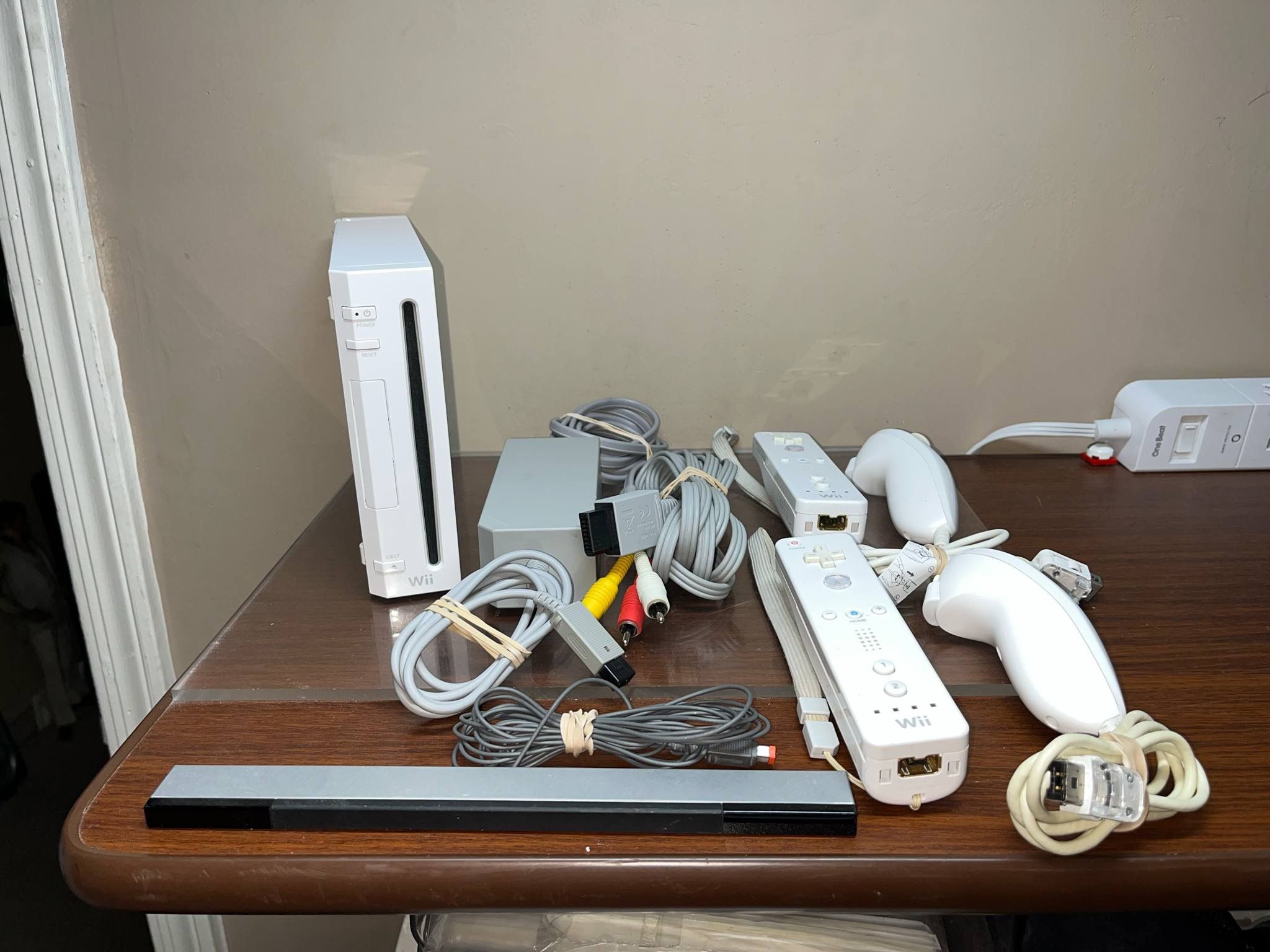 White Nintendo Wii RVL-001 Console w/ 2 OEM Remotes/Nunchucks & Power Supply/Av Cables/Sensor Bar