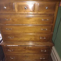Vintage Solid Wood & Sturdy Ethan Allen Dresser - in Excellent Condition 