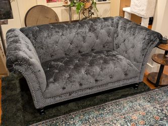 Tufted gray loveseat with soft buttons