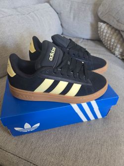 Adidas Low-Top Sneakers Black and Gold