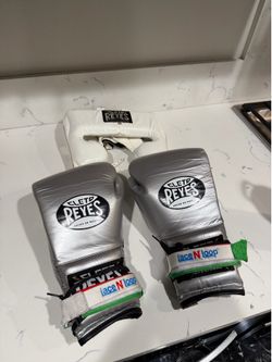 Reyes boxing gloves