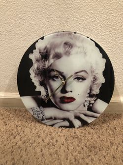 Marilyn Monroe clock
