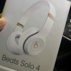 New Beats Solo 4 In Box 