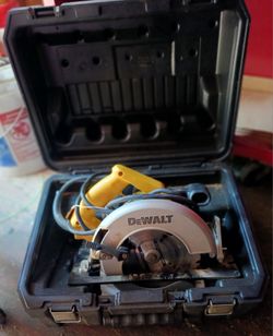 USED DEWALT CORDED CIRCULAR SAW 15 AMP MOTOR 7 1/4" BLADE W/BLACK HARD SHELL CARRYING CASE