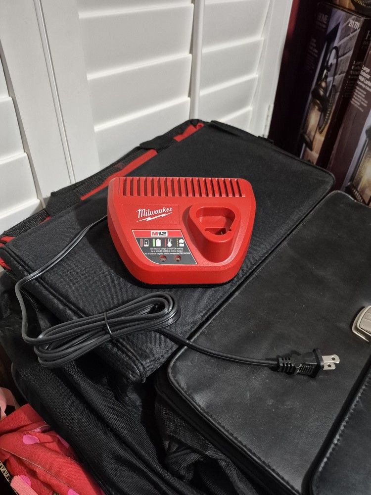 MILWAUKEE 12 VOLT CHARGER