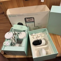 Owlet with camera an extra base extra socks