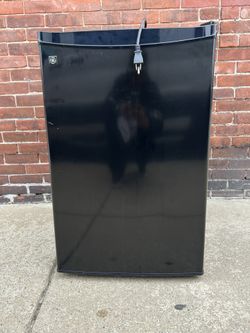 GE Mini Fridge 