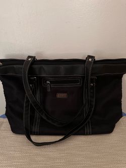Bolso color negro.