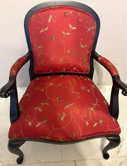 Elegante silla Clásica de Estilo Tradicional Estructura Madera Sólida