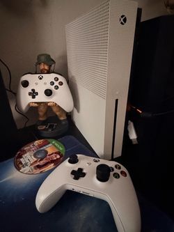 Xbox One in excellent condition with 2 controllers and GTA V