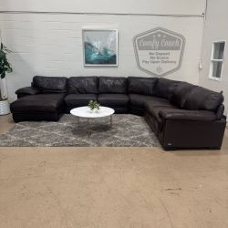 🛋️ Leather Ushaped Sectional Sofa (Delivery Available!! )