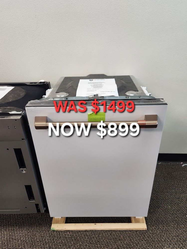 CAFE ENERGY STAR"
STAINLESS STEEL INTERIOR
DISHWASHER WITH SANITIZE
AND ULTRA WASH & DRY