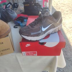 Nike Vomero  5/Size 9 New