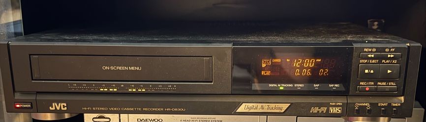 JVC HR-D830U Hi-Fi Stereo VHS VCR with Digital A/V Tracking.