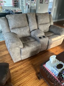 Manual reclining loveseat