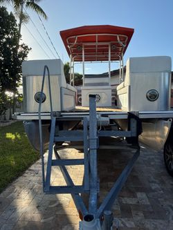 Pontoon boat with Suzuki with 100 hrs