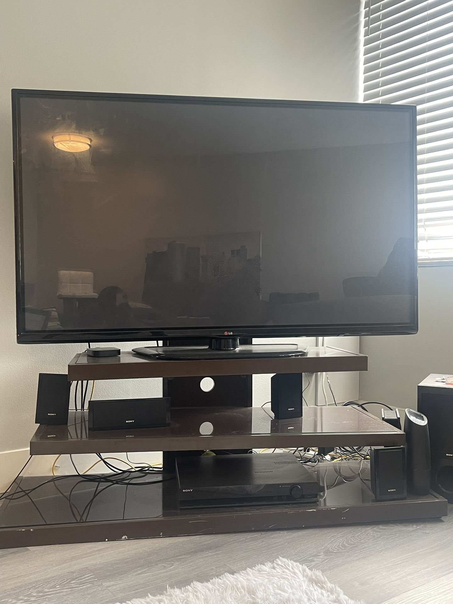 75 ‘ inch Flatscreen With 5 Sony Home theater Speakers And Apple TV