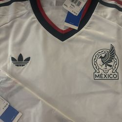 AI Overview The item shown is an Adidas Mexico Authentic Away Jersey in white, size 2XL.