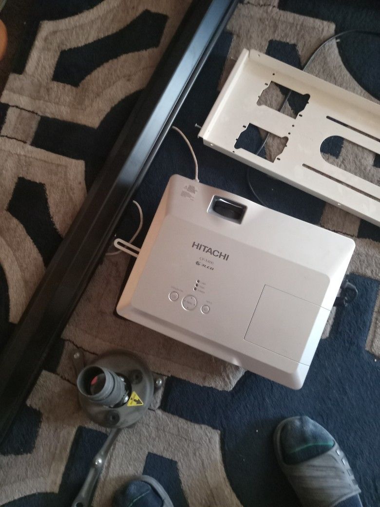 Hitachi Projector And Screen