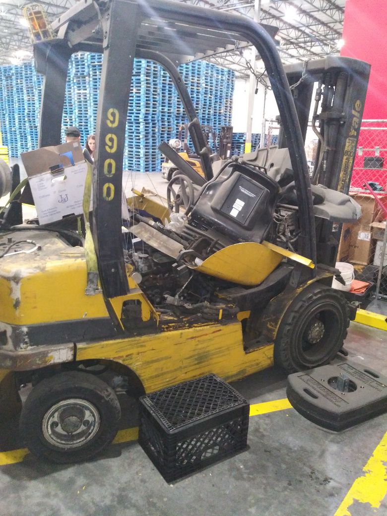 Yale forklift 5000 lb compacity 3 stage with side shift and fork positioner pneumatic tires