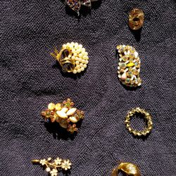 Broaches Vintage  8 In Group 