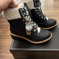 Brand new women boots size 7