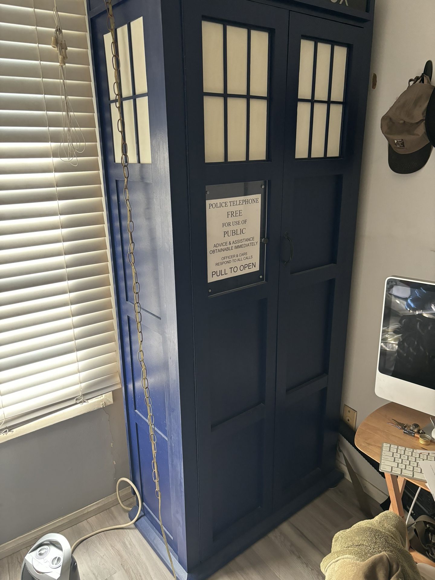 DOCTOR WHO LIGHT UP TARDIS BOOKCASE