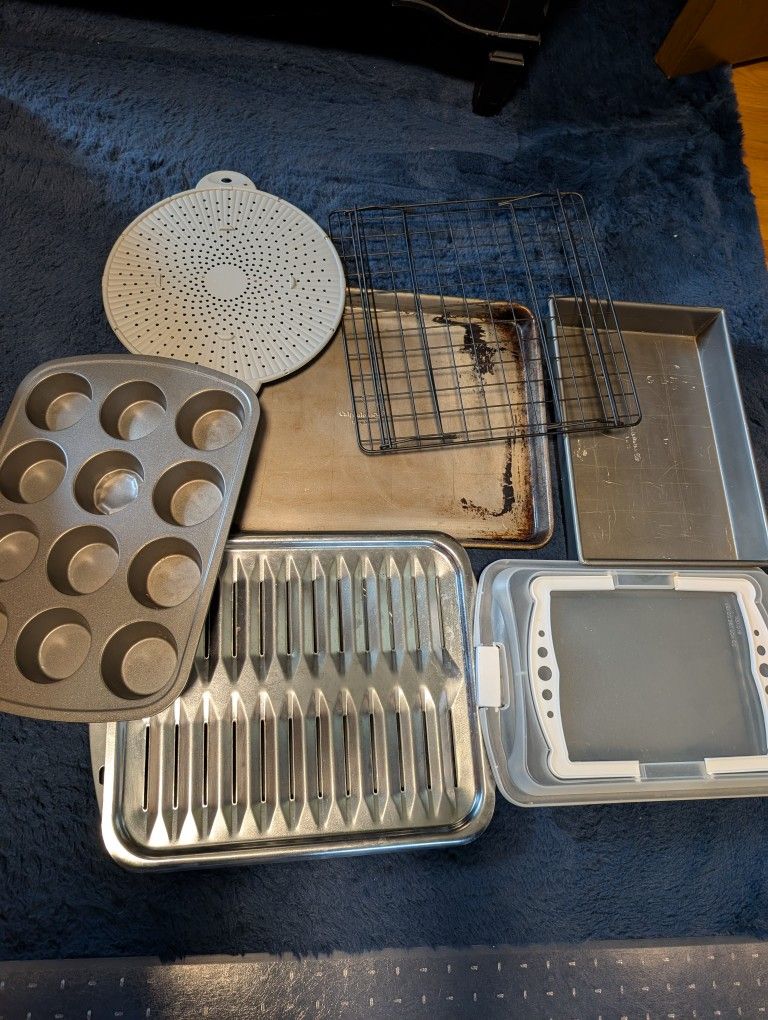 Kitchen Pan Bakeware Lot
Calphalon cookie sheet
Calphalon cake tray
Cake tray with lid
Broiler pan, 2 layer
Drying rack
Muffin tin
Silicon splatter g