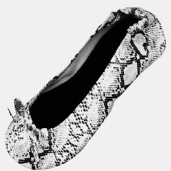 Dawgs Womens Foldable Ballet Flats Size: 5/6 
Faux Animal Print with Travel Pouch
New in package
100% Polyurethane
Synthetic sole
Relieve tired achin