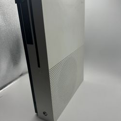 XBOX ONE S 1TB w/ Controller 